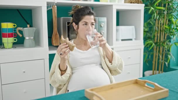 Молодая Беременная Женщина Ест Сэндвич Питьевой Водой Столовой — стоковое видео
