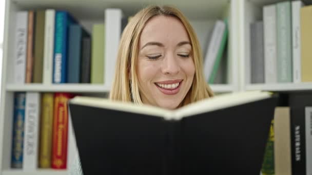 Young Blonde Woman Student Smiling Confident Reading Book Library University — ストック動画
