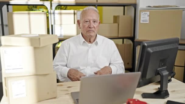 Senior Hombre Pelo Gris Comercio Electrónico Trabajador Negocios Utilizando Portátil — Vídeos de Stock