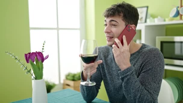 Jonge Spaanse Man Die Een Glas Wijn Drinkt Aan Telefoon — Stockvideo