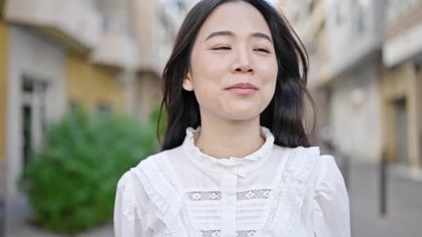 Young Chinese Woman Smiling Confident Standing Street — Video Stock