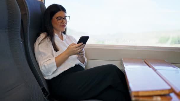 Jovem Bela Mulher Hispânica Sorrindo Usando Smartphone Sentado Estação Trem — Vídeo de Stock
