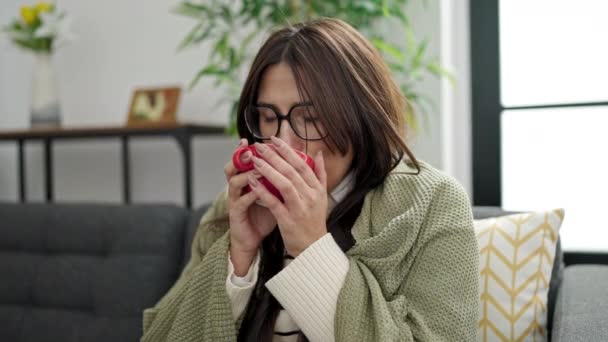 Young Beautiful Hispanic Woman Drinking Coffee Covering Blanket Home — Αρχείο Βίντεο