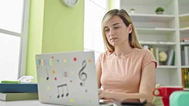 Junge Blonde Studentin Benutzt Laptop Mit Rückenschmerzen — Stockvideo