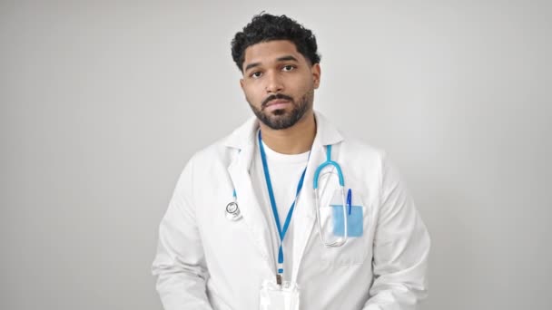 Αφροαμερικανός Γιατρός Κρατώντας Χάπια Πάνω Από Απομονωμένο Λευκό Φόντο — Αρχείο Βίντεο