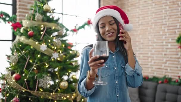 Africano Americano Mulher Falando Smartphone Beber Vinho Celebrando Natal Casa — Vídeo de Stock