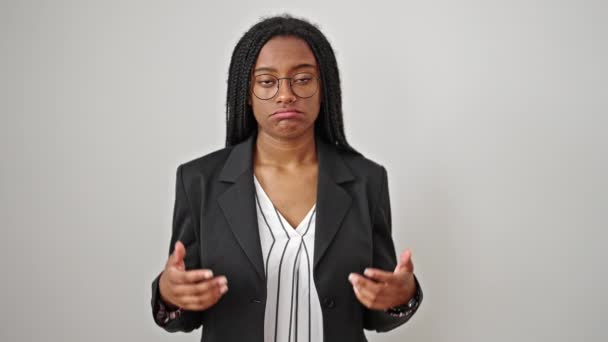 Afroamerikansk Kvinna Företagare Står Utan Aning Isolerad Vit Bakgrund — Stockvideo