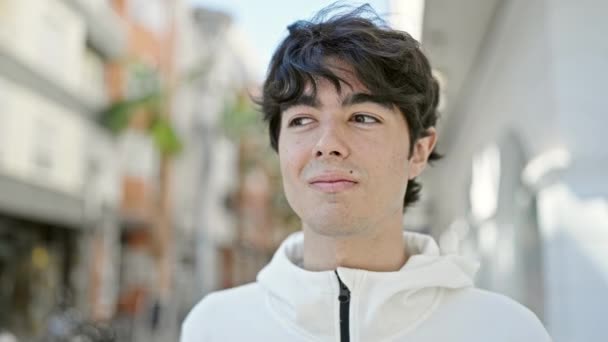 Joven Hombre Hispano Sonriendo Confiado Pie Calle — Vídeo de stock
