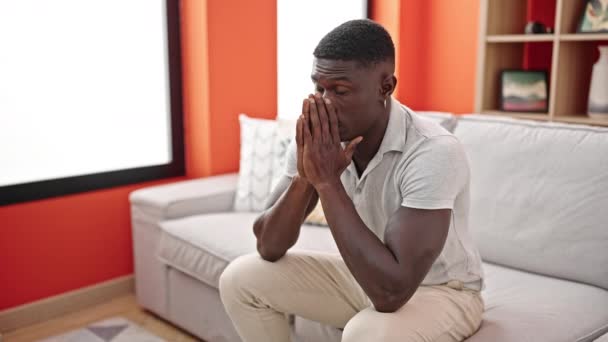 Afroamerikaner Sitzt Gestresst Hause Auf Sofa — Stockvideo