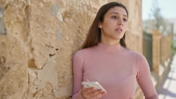 Jonge Mooie Spaanse Vrouw Met Behulp Van Smartphone Met Serieuze — Stockvideo