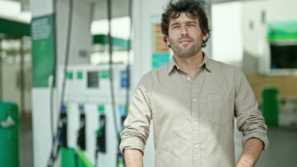 Jovem Hispânico Sorrindo Confiante Com Braços Cruzados Gesto Posto Gasolina — Vídeo de Stock