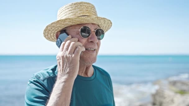 Senior Grey Haired Man Tourist Wearing Summer Hat Talking Smartphone — Stock Video