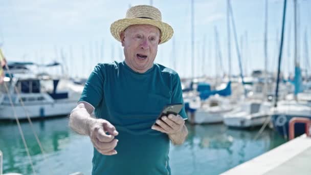 Senior Turista Canoso Con Sombrero Verano Usando Smartphone Con Expresión — Vídeos de Stock
