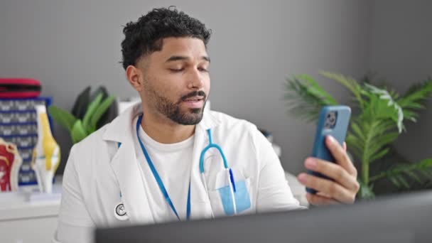 Medico Afroamericano Che Videochiamate Con Smartphone Clinica — Video Stock
