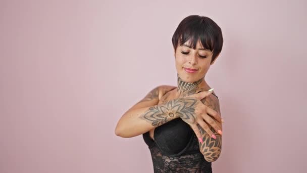 Hispánská Žena Amputovaným Ramenem Sobě Spodní Prádlo Úsměvem Přes Izolované — Stock video