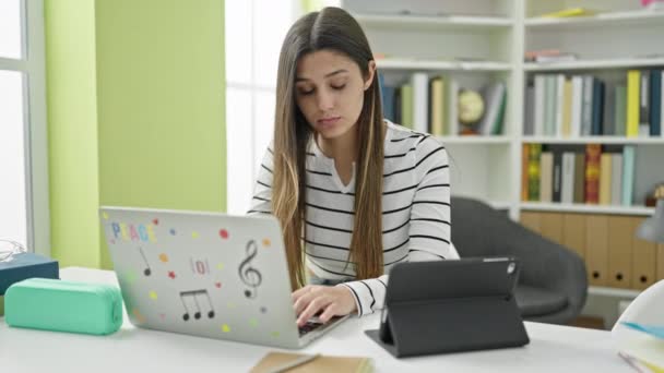 Νεαρή Όμορφη Ισπανίδα Φοιτήτρια Χρησιμοποιώντας Φορητό Υπολογιστή Και Touchpad Σπουδές — Αρχείο Βίντεο