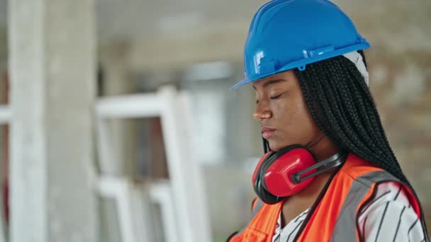 非洲裔美国女建筑工人站在建筑工地上 表情轻松 — 图库视频影像