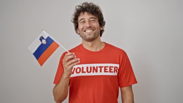 Mladý Hispánec Muž Aktivista Drží Slovinskou Vlajku Nad Izolované Bílé — Stock video