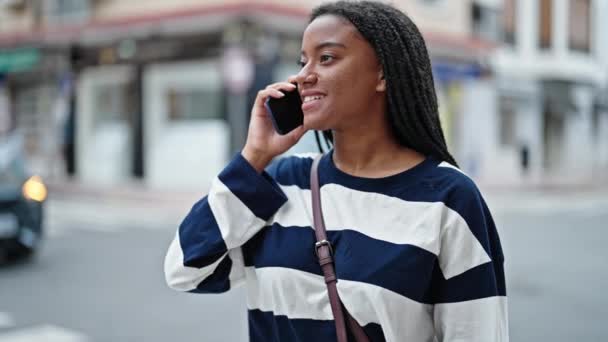 Africaine Américaine Parler Sur Smartphone Regarder Rue — Video