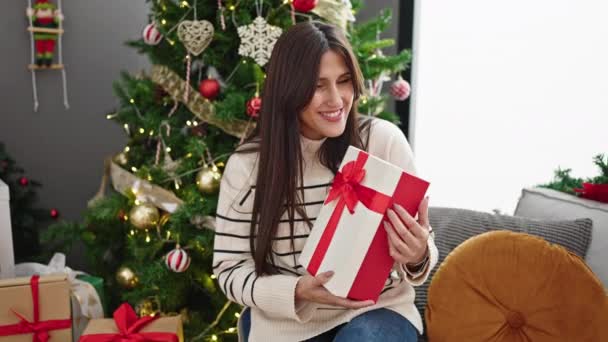 年轻美丽的惊慌失措的女人带着圣诞礼物在家里微笑 — 图库视频影像