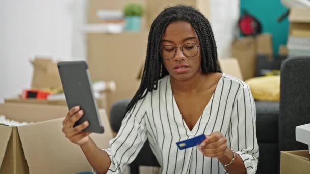 Africano Americano Mulher Ter Vídeo Chamada Segurando Cartão Crédito Nova — Vídeo de Stock