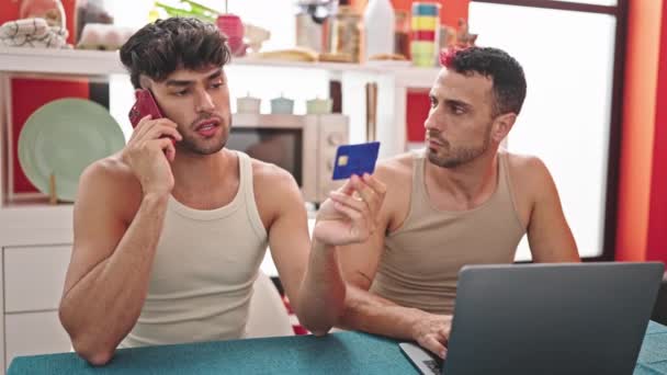 Dois Homens Casal Compras Com Laptop Cartão Crédito Falando Smartphone — Vídeo de Stock