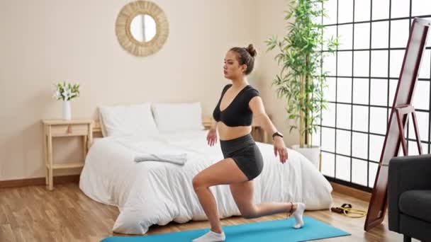 Junge Schöne Hispanische Frau Trägt Sportbekleidung Und Macht Beingymnastik Schlafzimmer — Stockvideo