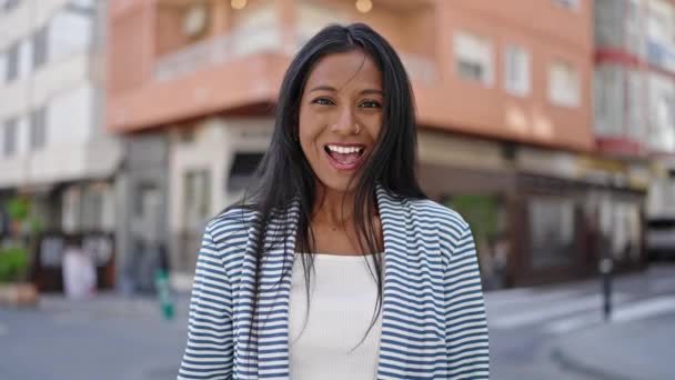 非洲裔美国妇女自信地微笑着 双手捂住嘴在街上 — 图库视频影像