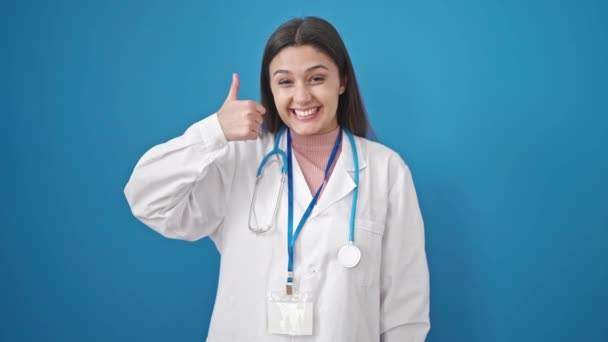 Jovem Bela Mulher Hispânica Médico Fazendo Polegar Sobre Fundo Azul — Vídeo de Stock