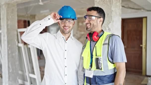 两名建筑商和建筑师面带微笑 自信地站在建筑工地 — 图库视频影像