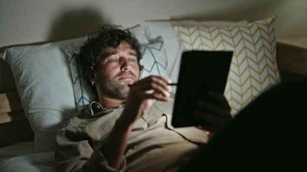 Genç Spanyol Adam Dokunmatik Kağıda Yazı Yazıyor Yatakta Uzanıyor Yatak — Stok video