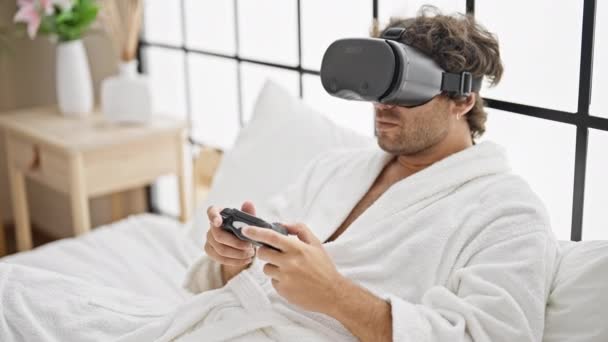 Giovane Uomo Ispanico Giocare Videogioco Utilizzando Occhiali Realtà Virtuale Joystick — Video Stock