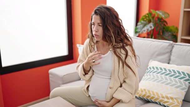 Mladá Těhotná Žena Sedí Pohovce Nemocná Doma — Stock video