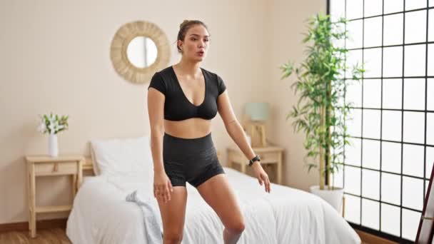 Genç Güzel Spanyol Kadın Spor Giyer Yatak Odasında Bacak Egzersizi — Stok video