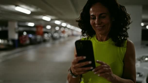 Moyen Age Femme Hispanique Utilisant Smartphone Souriant Parking — Video