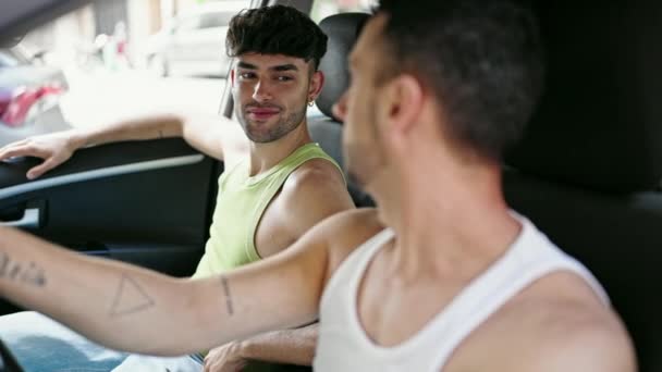 Δύο Άνδρες Ζευγάρι Χαμογελά Αυτοπεποίθηση Οδήγηση Αυτοκινήτου Φιλιά Στο Δρόμο — Αρχείο Βίντεο