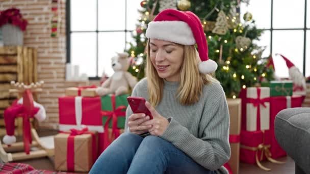 Ung Blond Kvinna Med Smartphone Firar Jul Hemma — Stockvideo