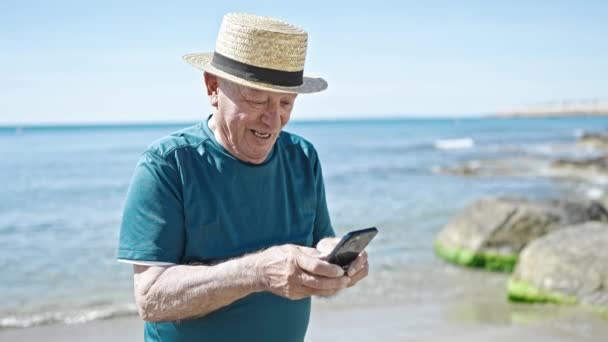 Senior Hombre Pelo Gris Turista Con Sombrero Verano Con Teléfono — Vídeos de Stock
