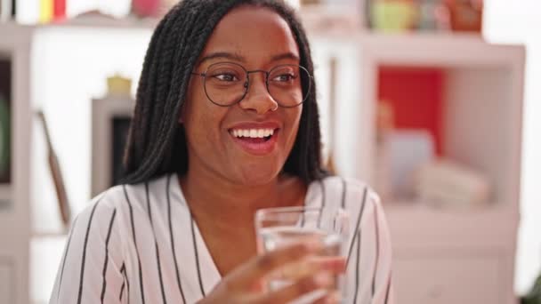 Africano Americano Mulher Água Potável Sentado Mesa Falando Sala Jantar — Vídeo de Stock