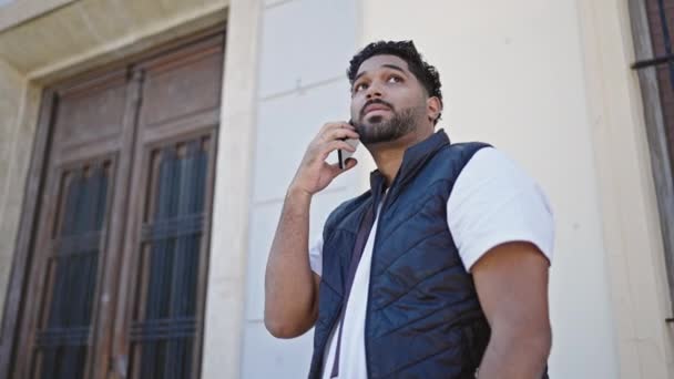 Africano Americano Homem Falando Smartphone Com Expressão Séria Rua — Vídeo de Stock