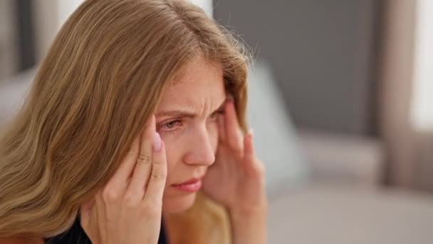 Mujer Rubia Joven Que Sufre Dolor Cabeza Sentado Sofá Casa — Vídeos de Stock