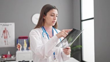 Genç, güzel İspanyol kadın doktor. Klinikte kendinden emin bir şekilde gülümsüyor.