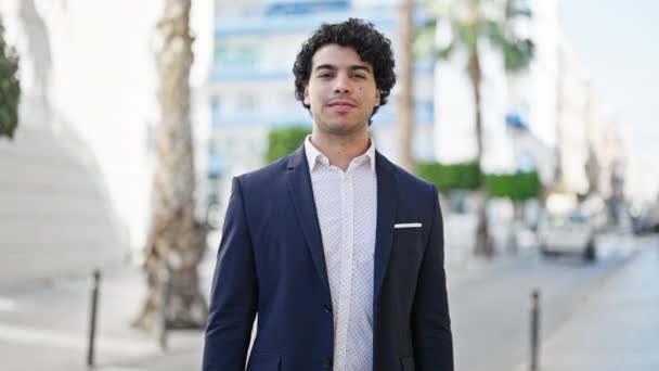 Jovem Latino Homem Empresário Sorrindo Confiante Apontando Para Câmera Rua — Vídeo de Stock