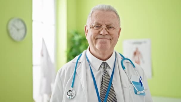 Mediu Vârstă Mijlocie Păr Gri Medic Zâmbind Încrezător Picioare Clinică — Videoclip de stoc