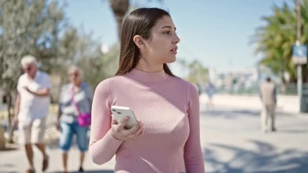 Jonge Mooie Spaanse Vrouw Met Behulp Van Smartphone Met Serieuze — Stockvideo