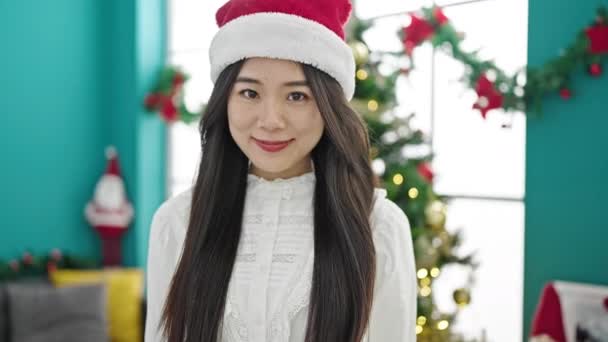 年轻的中国女人在家里笑着庆祝圣诞节 — 图库视频影像