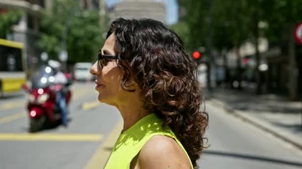 Moyen Age Femme Hispanique Traversant Rue Piétonne Pied Dans Rue — Video