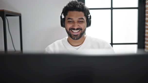 在办公室工作的非裔美国人商人使用计算机和耳机 — 图库视频影像