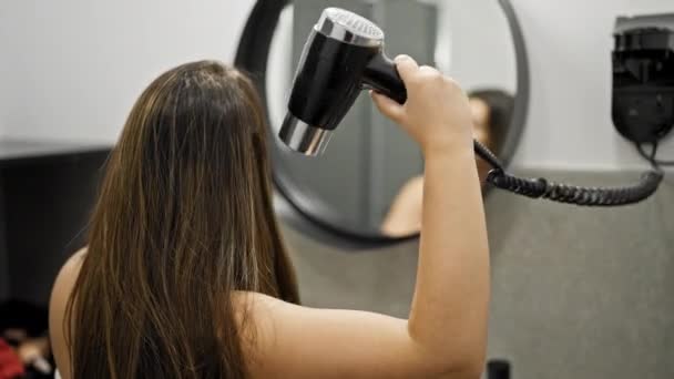 Νέα Όμορφη Ισπανόφωνη Γυναίκα Χρησιμοποιώντας Στεγνωτήρα Μαλλιών Στο Μπάνιο — Αρχείο Βίντεο