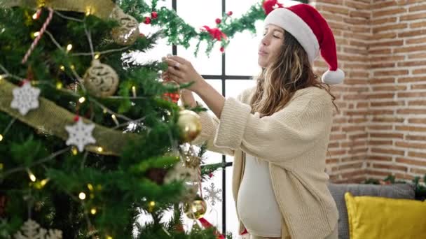 Jong Zwanger Vrouw Versieren Kerstboom Aanraken Buik Thuis — Stockvideo
